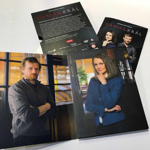 szczegóły Dáma a Král - kompletní první řada - 4 DVD (16 epizod)